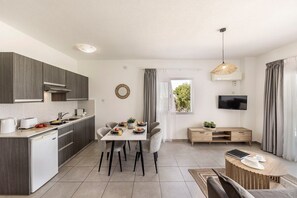 Réfrigérateur, four à micro-ondes, surface de cuisson, grille-pain