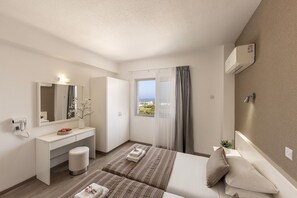 Tabla de planchar con plancha, wifi y ropa de cama
