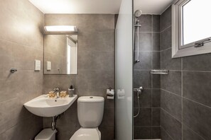 Douche, séchoir à cheveux, serviettes fournies
