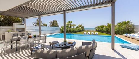 حمّام سباحة مُدفَّأ