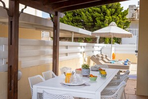 Outdoor dining - 4 Bedroom Villa Next To Ayia Triada Beach (Paralimni)