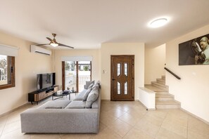 TV - 4 Bedroom Villa Next To Ayia Triada Beach (Paralimni)