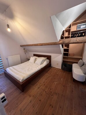 4 bedrooms, iron/ironing board, free WiFi, bed sheets