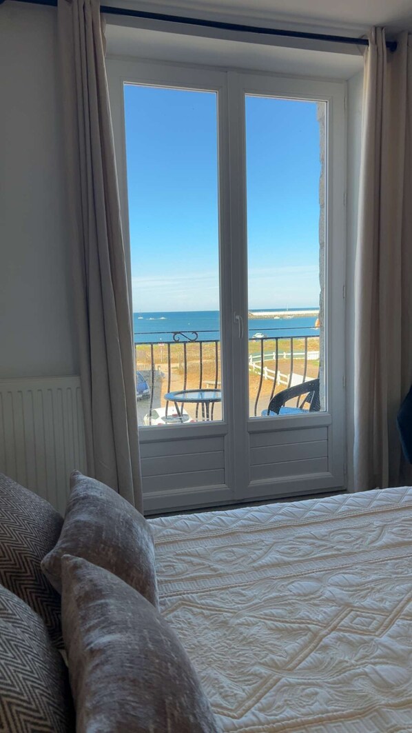 4 quartos, ferros/tábuas de passar roupa, berço de viagem