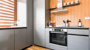 Fridge, oven, stovetop, coffee/tea maker