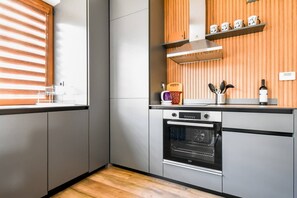 Fridge, oven, stovetop, coffee/tea maker