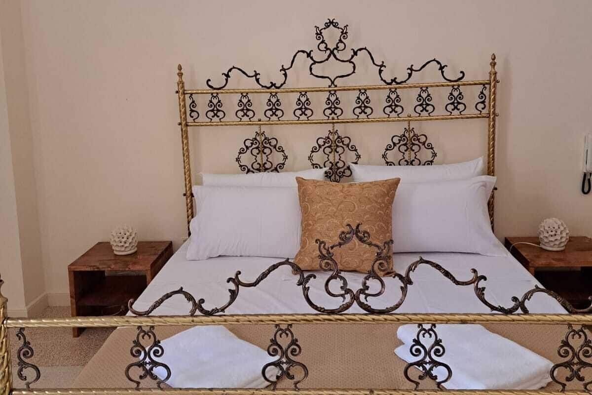 Suite Deluxe, balcón, vista a la ciudad | Ropa de cama de alta calidad, edredón y minibar