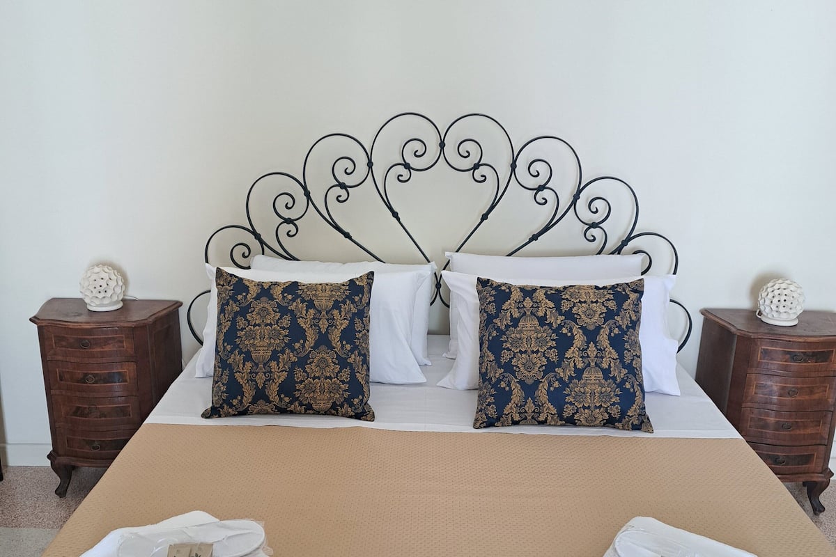 Suite familiar, vista a la ciudad | Ropa de cama de alta calidad, edredón y minibar