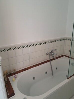 Deluxe Suite, Balcony, City View | Bathroom | Jetted tub, hydromassage showerhead, designer toiletries, hair dryer - Suite verdi  (Lecce)
