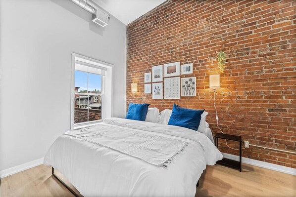 1 bedroom, iron/ironing board, WiFi, bed sheets - King Loft • Vaulted Ceilings • DT Peterborough (Peterborough)