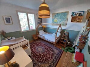 3 bedrooms, iron/ironing board, WiFi, bed sheets