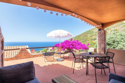 Casa de vacaciones 'Luca' con terraza, piscina compartida, vistas al mar y aire acondicionado.