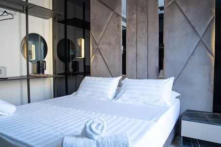 Studiosuite | Schreibtisch, kostenloses WLAN, Bettwäsche. MEFOLINKEL SUITS HOTEL