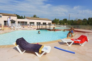 Casa | Piscina | Una piscina cubierta, una piscina al aire libre