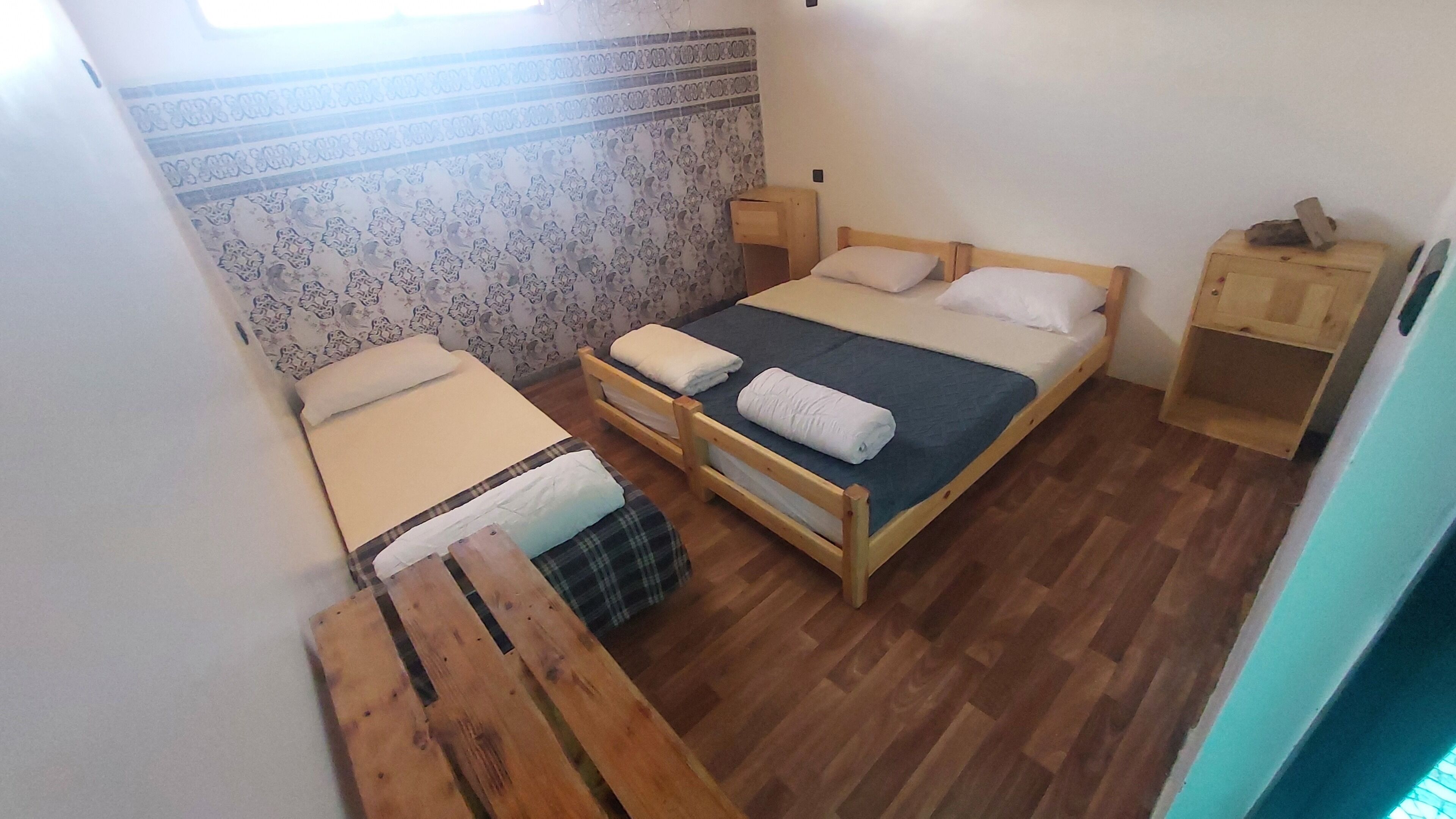 Økonomi-tremannshytte, ikke-røyk | Sengetøy av topp kvalitet, skrivebord og skrivebord for bærbar PC