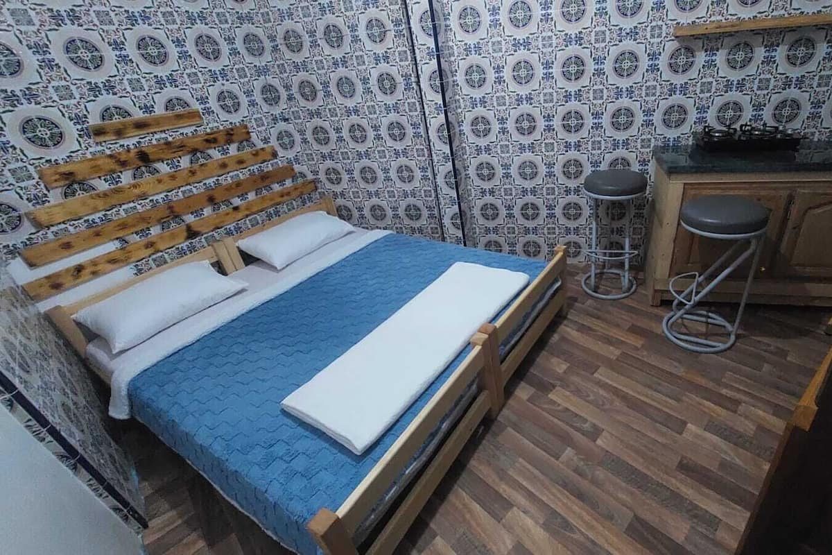 Standard Studio | Premium bedding, desk, laptop workspace, free WiFi