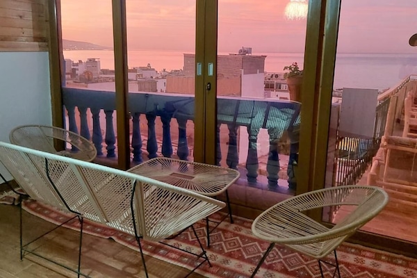 Tvåbäddsrum för familj - utsikt mot stranden | Sängtillbehör av högsta kvalitet, skrivbord och arbetsyta för laptop