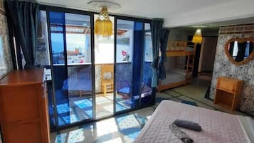 Panorama studio | Luxe beddengoed, een bureau, een laptopwerkplek, gratis wifi