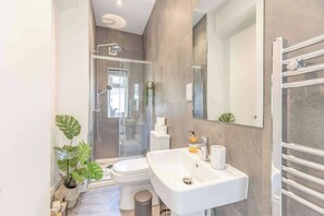 تجهيزات دش، مجففات شعر، مناشف، شامبو