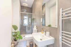 Dusche, Haartrockner, Handtücher, Shampoo