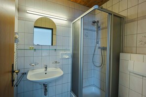Chambre Triple Standard | Salle de bain | Sèche-cheveux, serviettes fournies, savon, shampoing