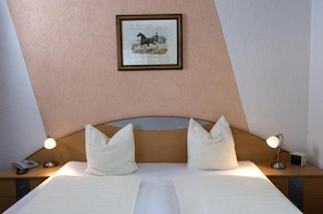 Standard-Doppel- oder -Zweibettzimmer | Zimmersafe, Schreibtisch, kostenloses WLAN