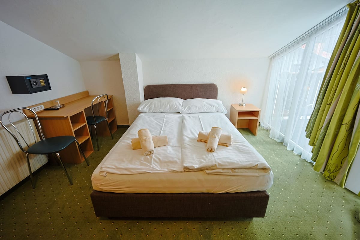 Comfort-Doppel- oder -Zweibettzimmer, Balkon | Zimmersafe, Schreibtisch, kostenloses WLAN