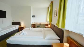 Habitación triple estándar | Caja de seguridad en la habitación, escritorio y wifi gratis