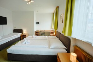 Chambre Triple Standard | Coffres-forts dans les chambres, bureau, Wi-Fi gratuit