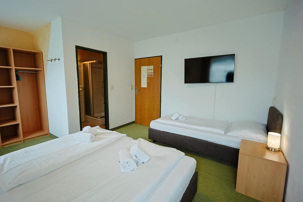 Standard-Dreibettzimmer | Zimmersafe, Schreibtisch, kostenloses WLAN
