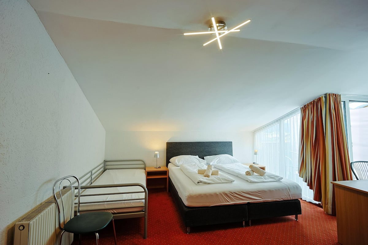 Comfort-Dreibettzimmer, Balkon | Zimmersafe, Schreibtisch, kostenloses WLAN