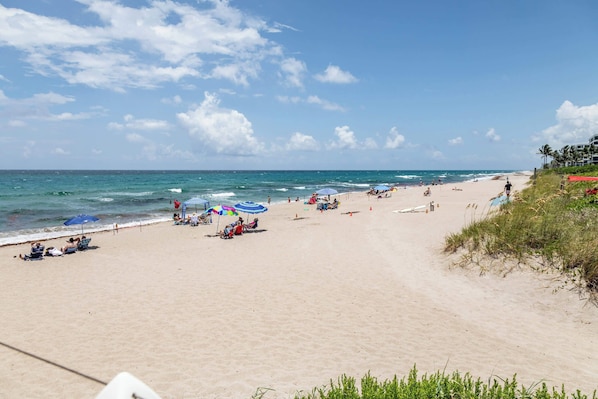 Playa en los alrededores y toallas de playa