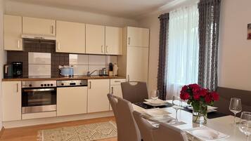 Réfrigérateur, micro-ondes, four, plaque de cuisson