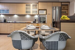 Microwave, oven, stovetop - COSY LUXURY APARTMENT IN PIRAEUS-PIRAEUS PORT MAROUSO (Pireas)