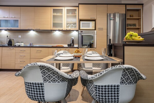 Microondas, horno, placa de cocina