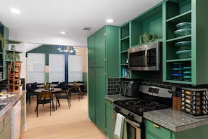 Refrigerador, microondas, horno, placa de cocina