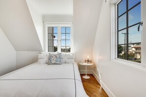 4 Schlafzimmer, Schreibtisch, Bügeleisen/Bügelbrett, WLAN