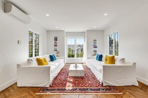 Fernseher, Bücher, Arbeitsbereiche