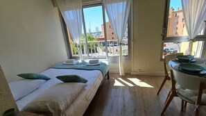 Een strijkplank/strijkijzer, wifi, beddengoed