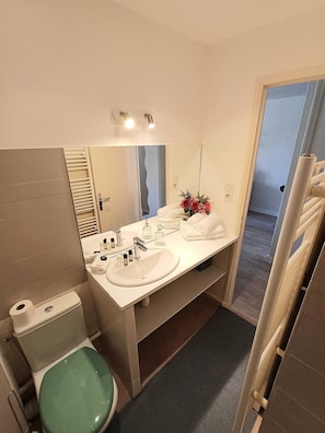 Een douche, een haardroger, handdoeken, zeep