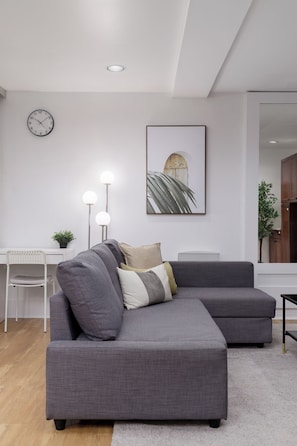 Una Smart TV, una oficina