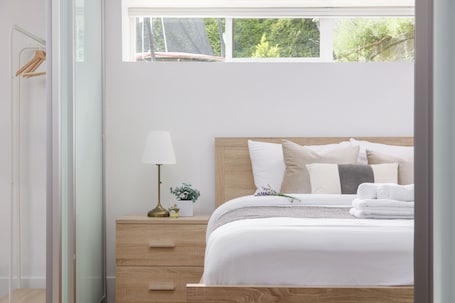 1 bedroom, iron/ironing board, free WiFi, bed sheets. Warm & inviting 1BR getaway