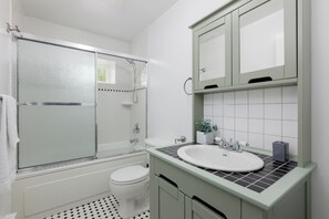 Hair dryer, towels - Warm & inviting 1BR getaway (Coquitlam)