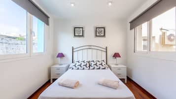 1 dormitorio, tabla de planchar con plancha, ropa de cama