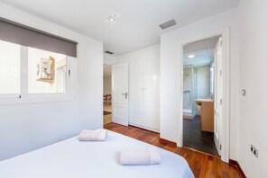 1 quarto, ferros/tábuas de passar roupa, roupa de cama