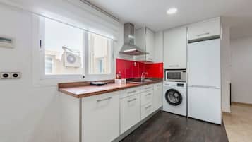 Réfrigérateur, micro-ondes, plaque de cuisson, cafetière/bouilloire