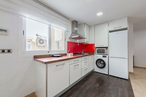 Kjøleskap, mikrobølgeovn, kokeplater og kaffetrakter/tekoker