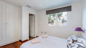 1 chambre, fer et planche à repasser, draps fournis