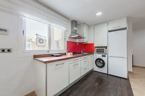 Geladeira, micro-ondas, cooktop, cafeteira/chaleira