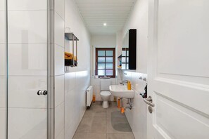 Douche, sèche-cheveux, serviettes fournies